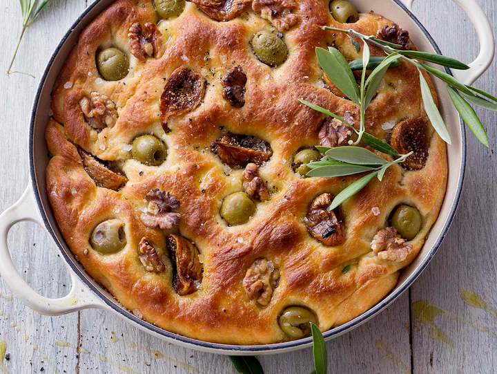 Focaccia aux olives, noix et figues séchées