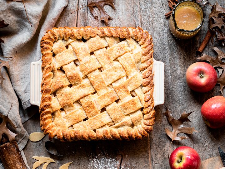 Tarte aux pommes à croûte épaisse nappée d’un coulis de caramel au beurre salé