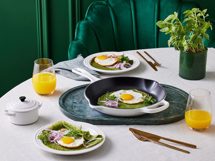 Crêpes aux herbes avec œufs au plat croustillants