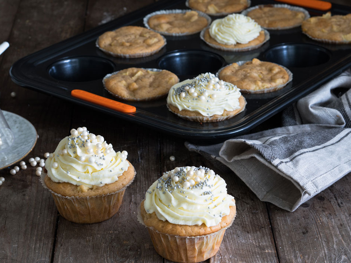 Cupcakes pomme-cannelle avec glaçage au fromage frais et vermicelles colorés