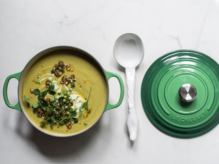 Erbsen-Zucchini-Suppe mit Joghurt und Mandel-Salsa