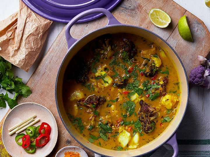 Curry de poisson, chou-fleur violet, noix de coco et curcuma