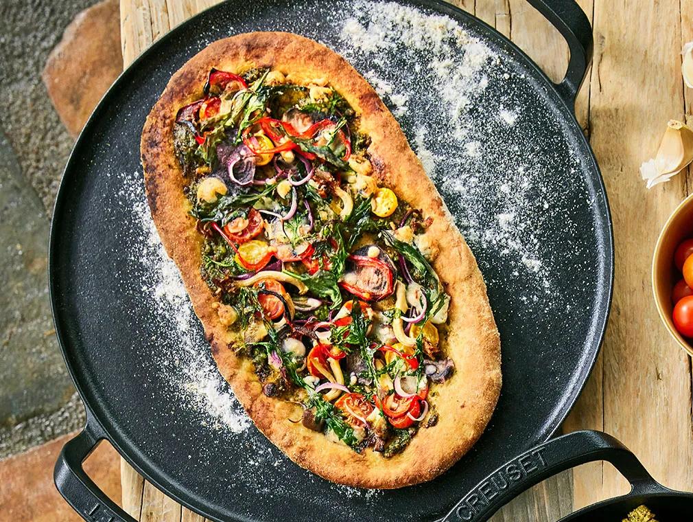 Pain plat aux légumes et pesto de roquette aux amandes